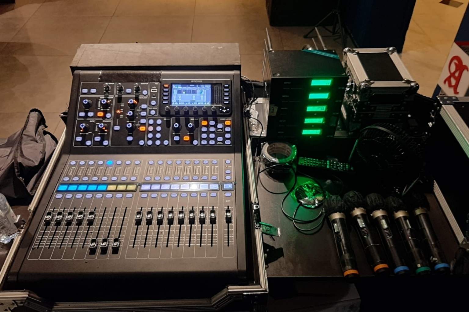 Perangkat audio yang dioperasikan tim STN